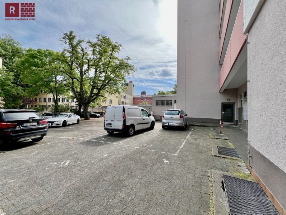 Parkpl�tze hinter dem Haus Einzelhandel Frankfurt