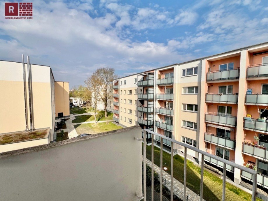 Blick kleiner Balkon Etagenwohnung Hanau